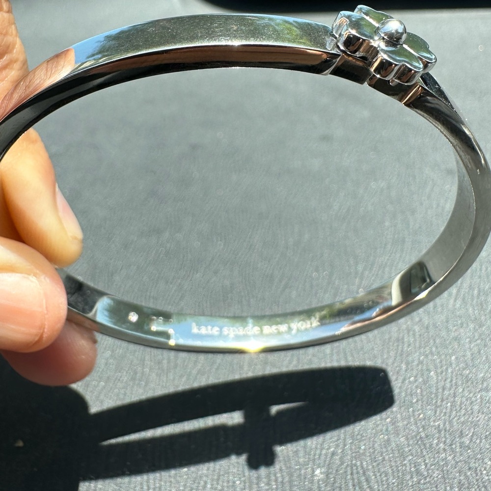 NWOT KATE SPADE NEW YORK heartful hinged bangle - Picture 4 of 6